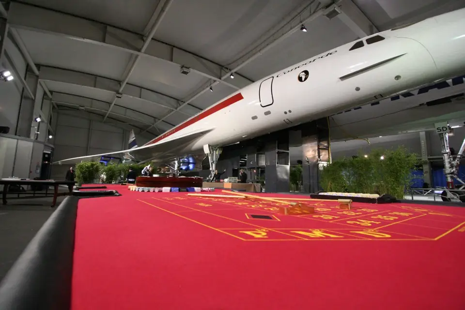 Une table de roulette installée dans un hangar, sous le nez d’un Concorde